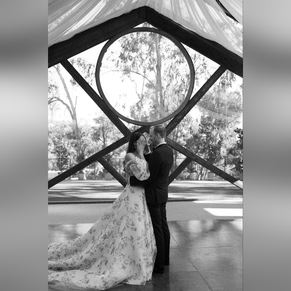 Monique Lhuillier Wedding Dress - Picture 16 of 16